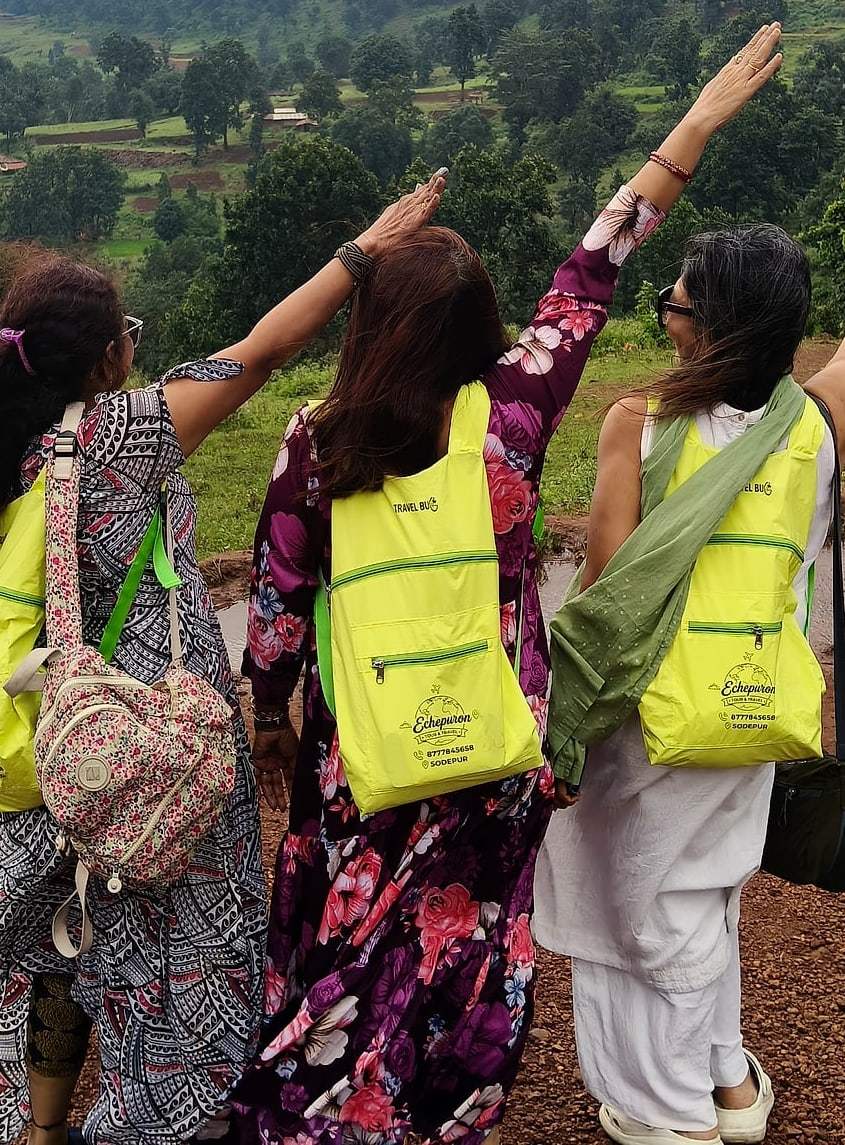 Three travellers with matching ECHEPURON bags pointing at the view in Mainpat